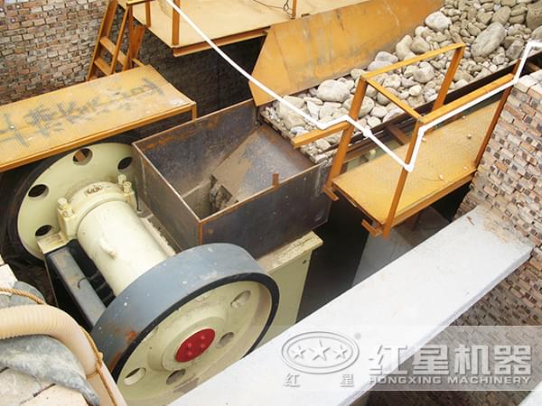石子破碎機(jī)作業(yè)現(xiàn)場(chǎng)
