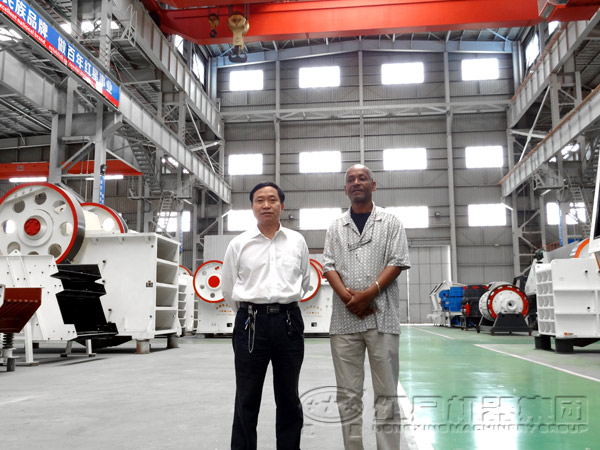 顎式破碎機(jī)車(chē)間客戶(hù)合影