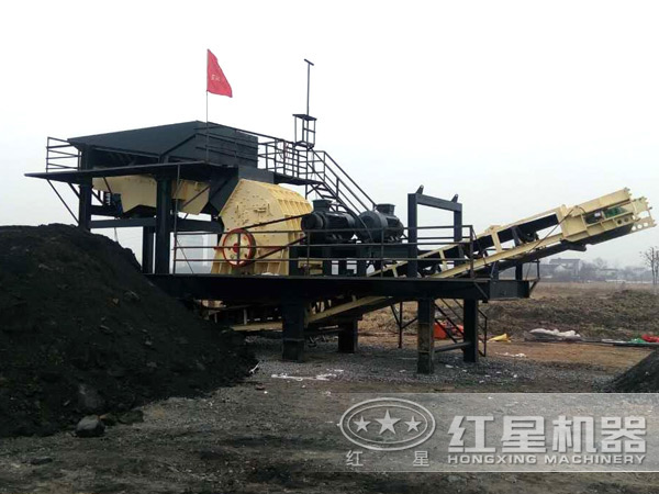 移動(dòng)煤炭破碎機(jī)加工現(xiàn)場