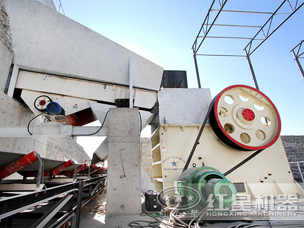 顎式砸石機客戶現(xiàn)場