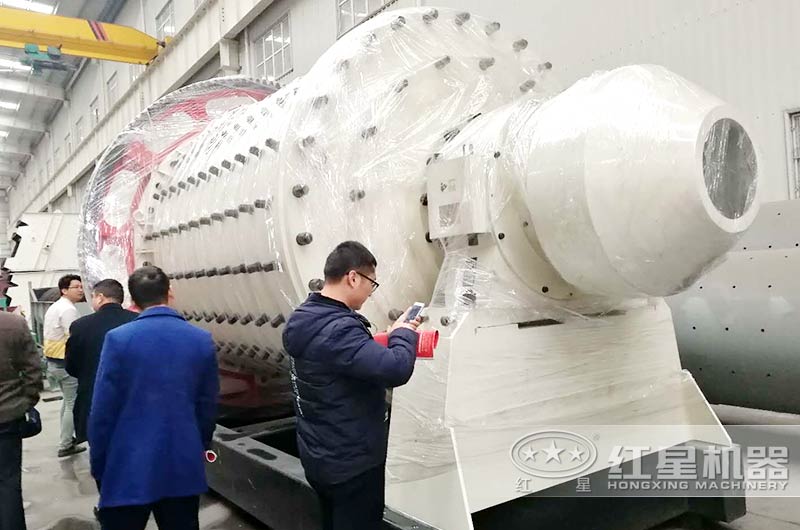用戶參觀紅星機(jī)器球磨機(jī)個(gè)棒磨機(jī)車間