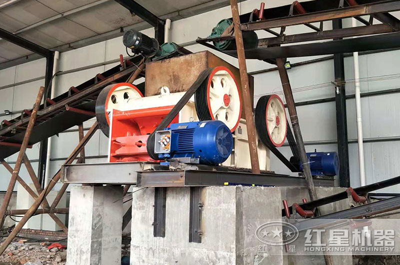 250×1000破碎機工作現(xiàn)場圖片